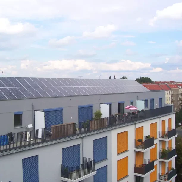 LB EnergieTechnik | Solarpanele auf einem Mietshaus in Berlin, außen