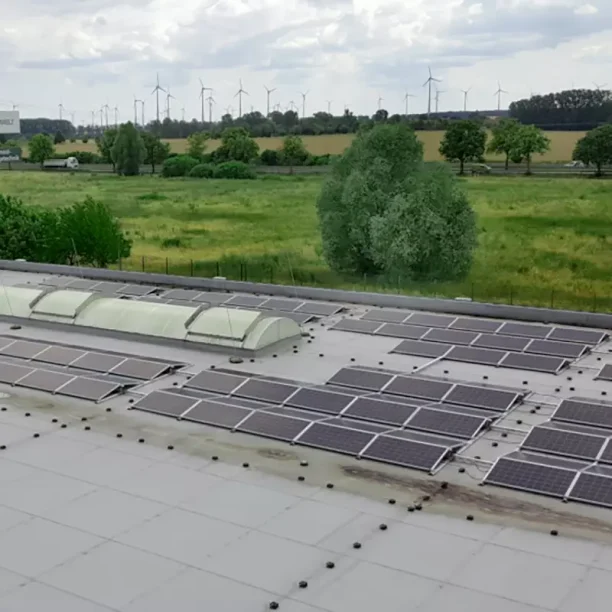 LB EnergieTechnik | Photovoltaik-Anlage auf dem Dach einer Fabrikhalle in Brieselang