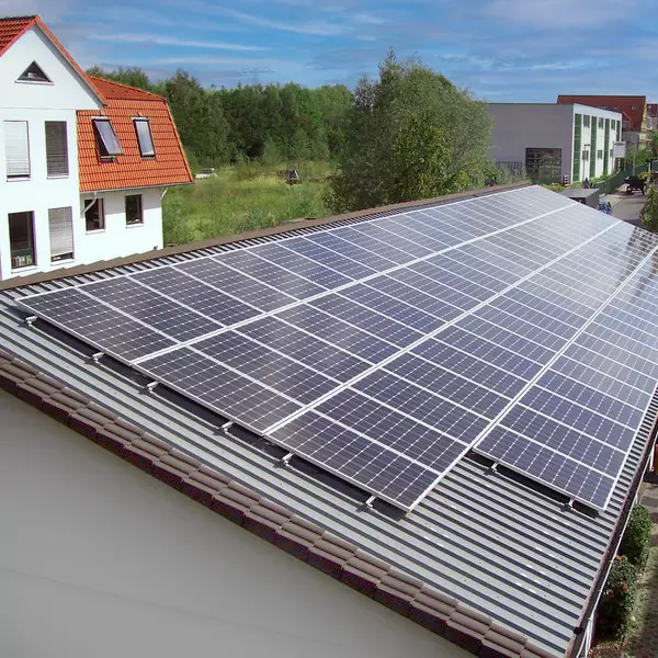 LB EnergieTechnik | Solarpanele auf einem Dach in Birkenwerder