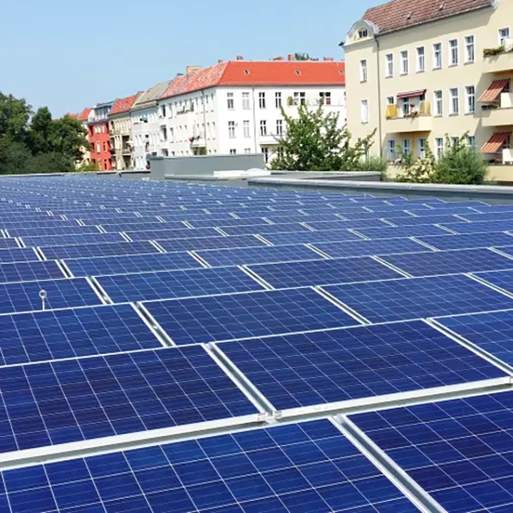 LB EnergieTechnik | Solarpanele auf einem Dach in Berlin, Prenzlauer Berg