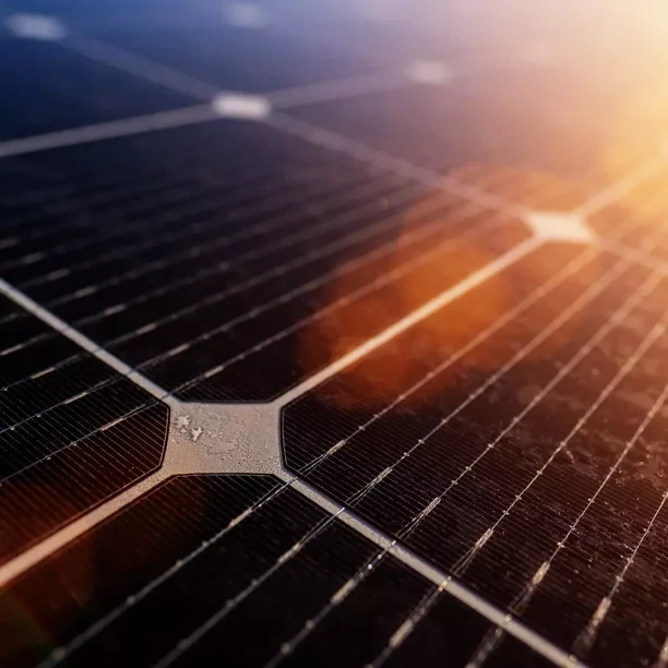 LB EnergieTechnik | Solarpanele im Sonnenaufgang, außen