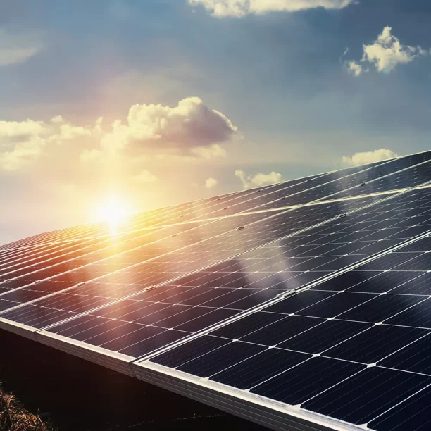 LB Energietechnik | Photovoltaikanlage auf einem Dach im Sonnenuntergang