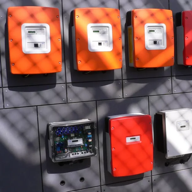 LB EnergieTechnik | mehrere Wechselrichter an einer Wand